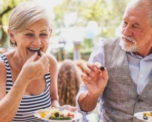 old people eating kurma